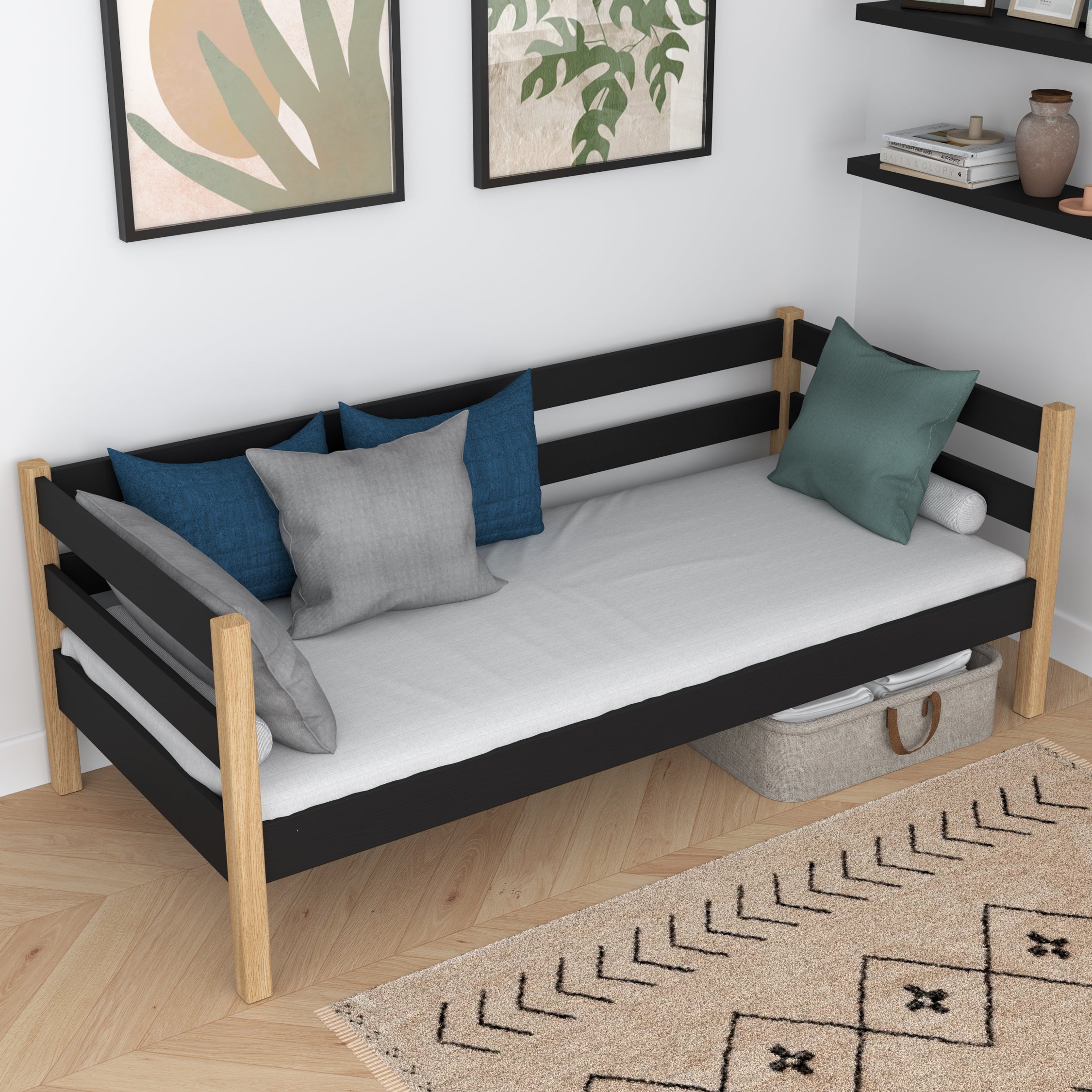 Sovesofa i sort og egetræ - set fra siden, form og proportioner af møblerne