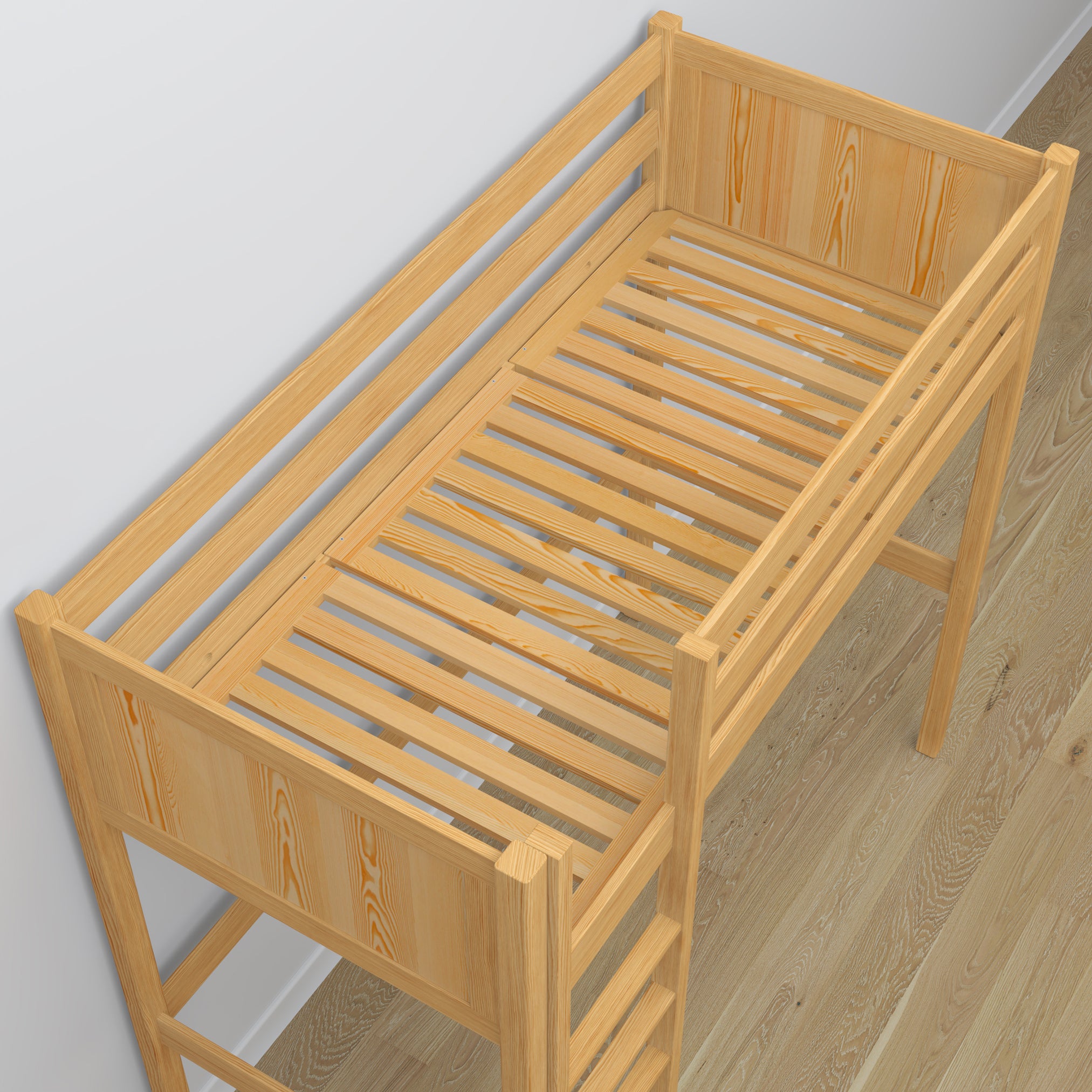 Mezzaninseng med skrivebord, træ, naturfyr - detaljer af samlinger og stiger